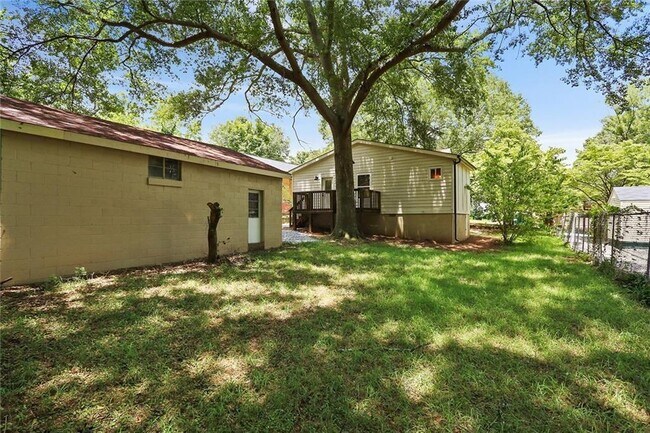 Building Photo - 1060 Regent St SW