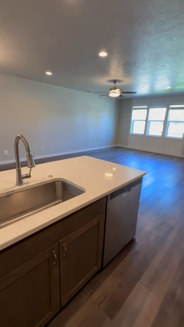 Building Photo - Modern Townhome Near Eagle Greenbelt..3-be...