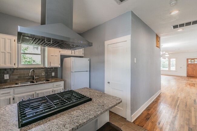 Building Photo - ADORABLE home in Ryan Place