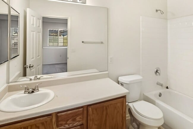 Building Photo - 4 Bed and 4 Bath Townhome In Gated North Las Vegas Community