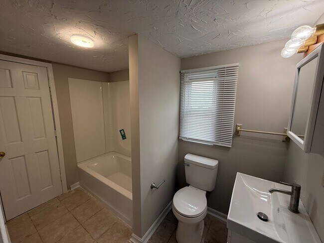 Building Photo - Beautifully Renovated 3 Bedroom/2 Bath - Half off First Month's Rent!