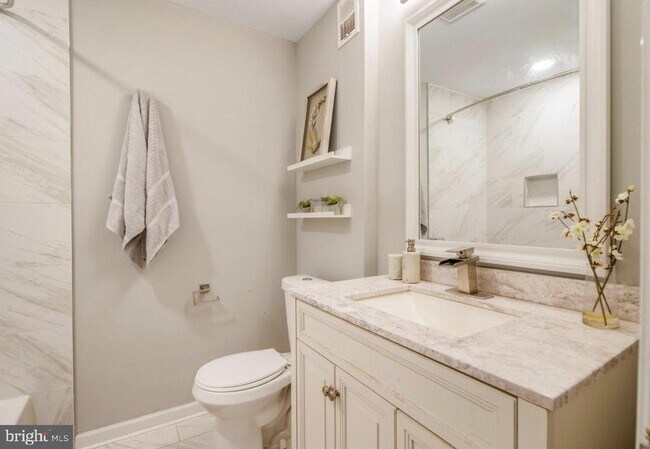 Building Photo - 1149 Summit St NE