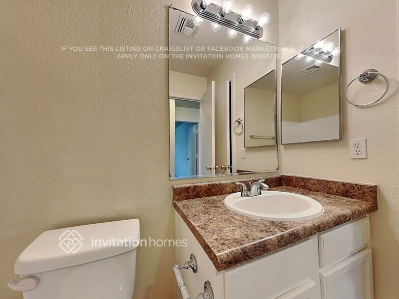 Building Photo - 2415 E Palm Beach Dr