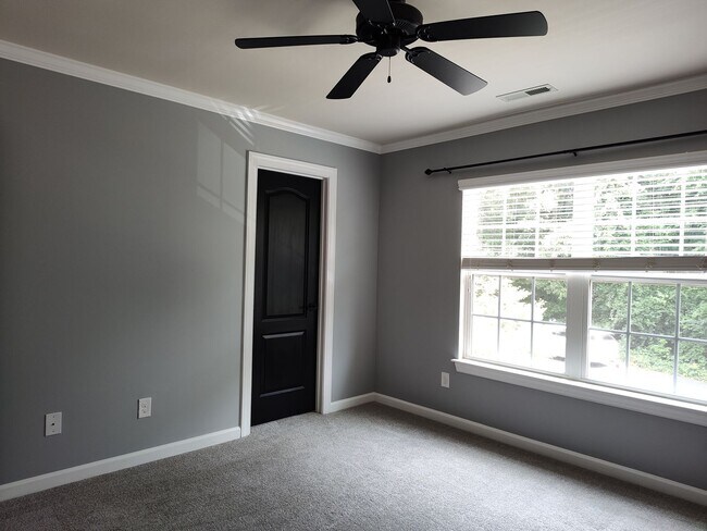 Building Photo - Move-in ready Townhome with in Stone Creek...