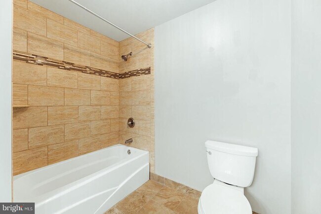 Building Photo - 2023 Country Club Dr