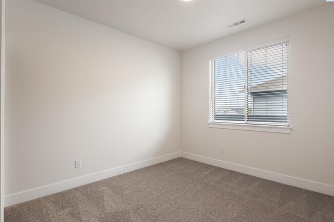 Building Photo - Generational suite w/separate entrance!