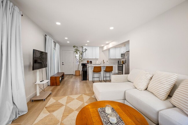 Building Photo - 810 California St