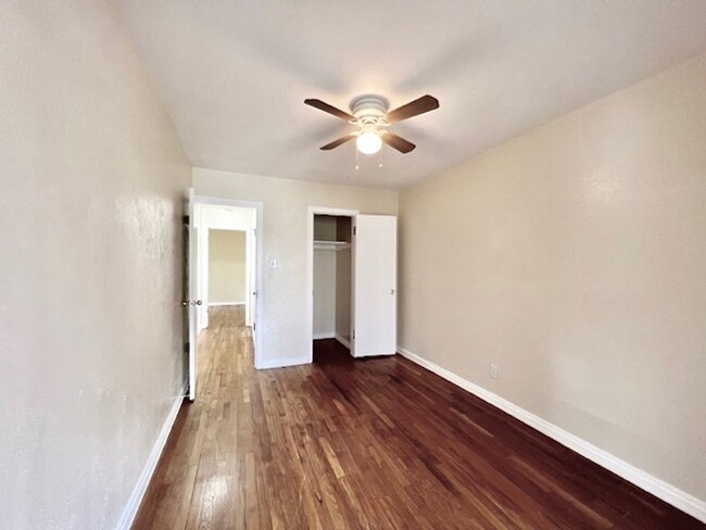 Building Photo - ADORABLE TWO BED IN HILLSIDE NEIGHBORHOOD!