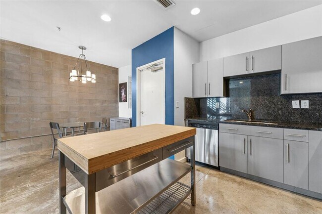 Building Photo - 5008 S MacDill Ave