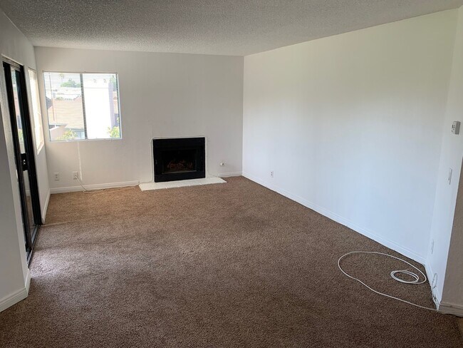 Building Photo - Spacious Condo w/ Washer/Dryer, A/C & View!