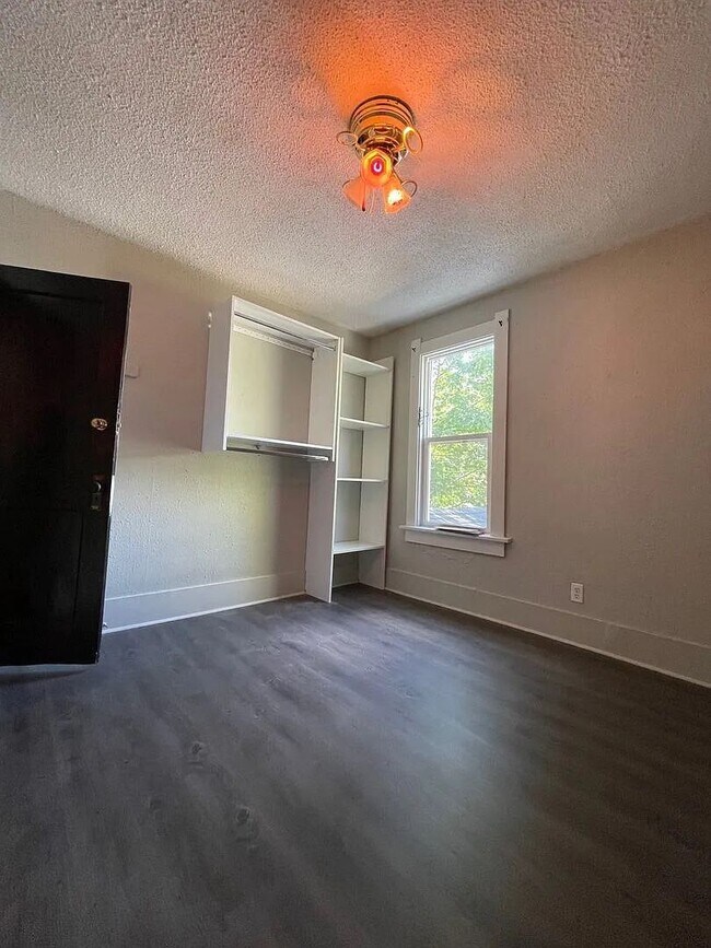 Building Photo - Spacious 6-Bedroom Rental Near Campus & Downtown
