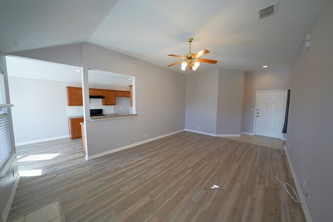 Building Photo - Beautifully Renovated Home Now Available in Converse.  Realtor Commission: $500