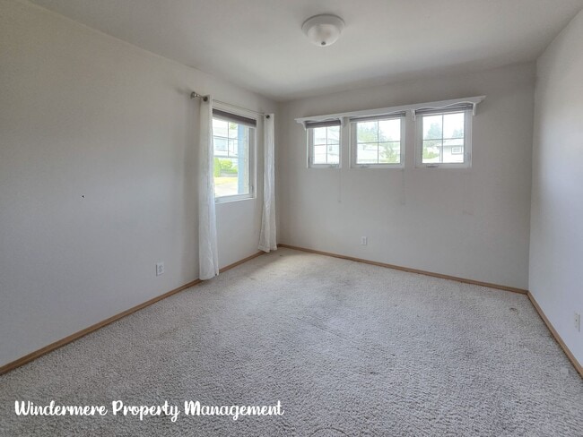 Building Photo - Bright and Spacious, Conveniently located ...