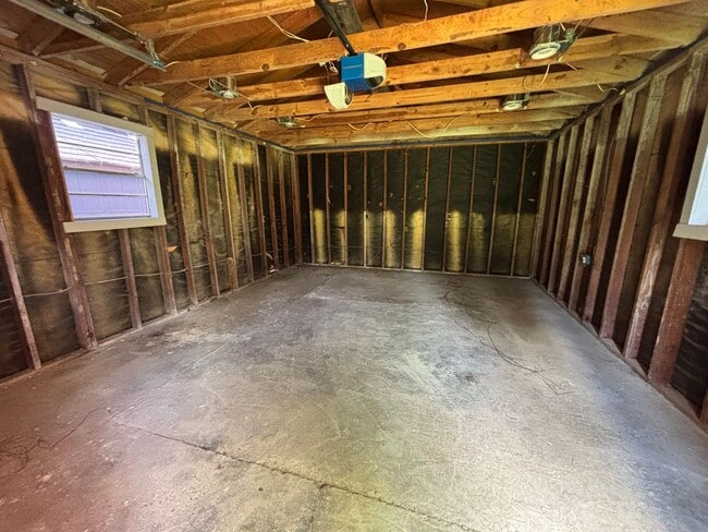 Building Photo - Spacious Home in Southern Hills