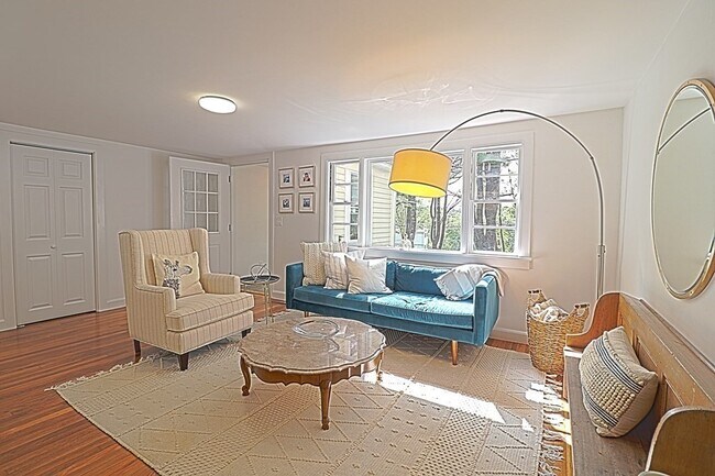 Building Photo - 113 Central St