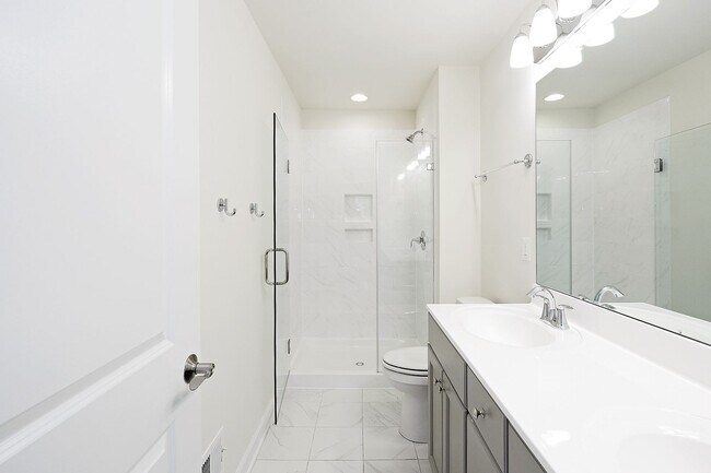 Building Photo - Pet-Friendly Fry's Spring Townhome Near 5th St Station