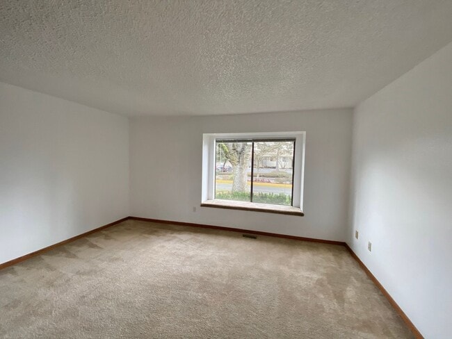 Building Photo - 34 foot boat slip included in rent!  Spacious 3 bedroom Jantzen Beach condo