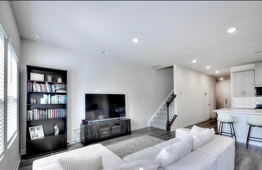Building Photo - 1652 Village Grove Ln