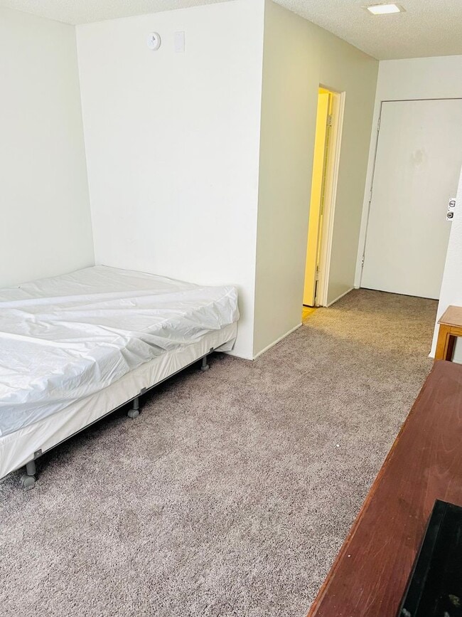 Building Photo - Studio Apartment on Las Vegas Strip - Close to all of the Excitement & More!!