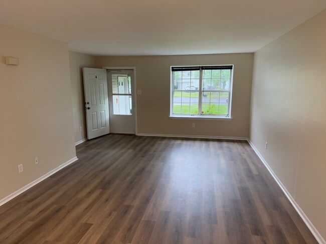 Building Photo - 565A Thrush Ct
