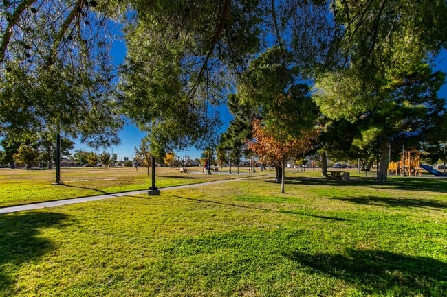 Building Photo - Nicely Updated 2 Bed, 1 Bath Single Story Home In Established Neighborhood