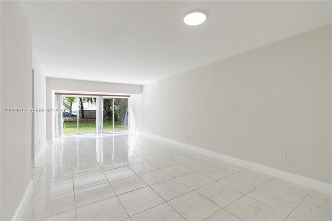 Building Photo - 9180 Fontainebleau Blvd
