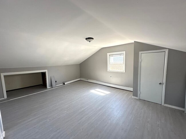 Building Photo - 5 bedrooms, 1 bathroom