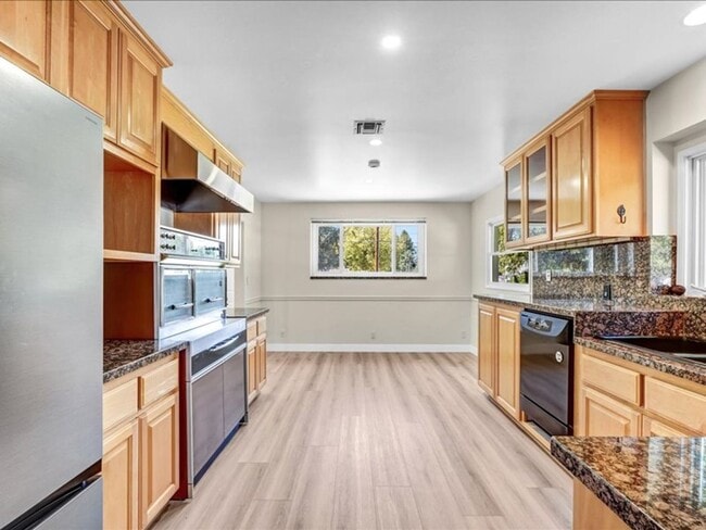 Building Photo - Welcome to this charming 3-bedroom, 2-bath...