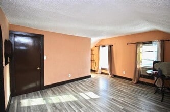 Building Photo - 352-354 W Racine