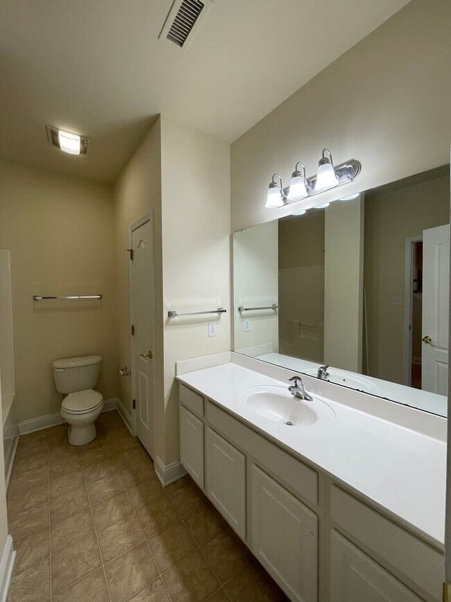 Building Photo - Lovely home in Pineville!