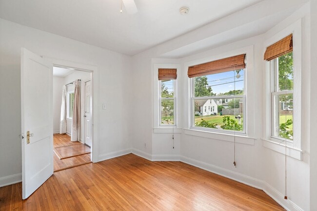 Building Photo - Adorable East Nashville Cottage w/ HUGE Fully-Fenced backyard!