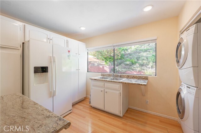 Building Photo - 1350 E Tujunga Ave