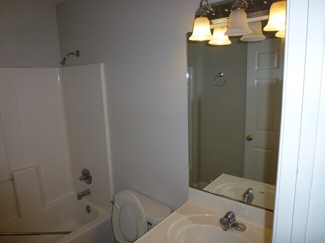 Building Photo - 3 Bedroom/2 Bath Home Jonesborough, TN