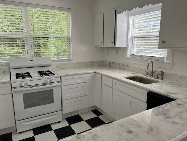 Building Photo - Top Floor - 1BR One Block from Piedmont Park! ~ Renovated!
