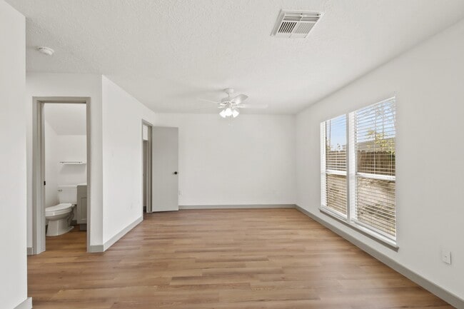 Building Photo - 1600 Hazelwood St