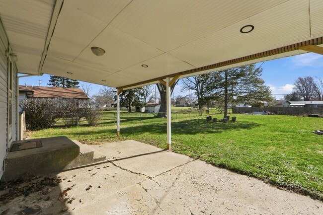 Building Photo - Updated 3BR Home with Fenced Yard & Garage
