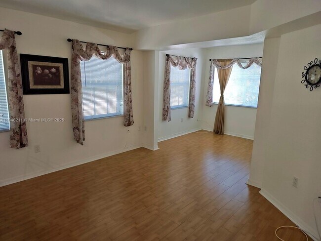 Building Photo - 2586 Centergate Dr
