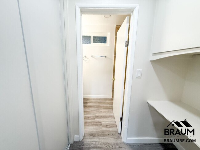 Building Photo - 15546 Vanowen St