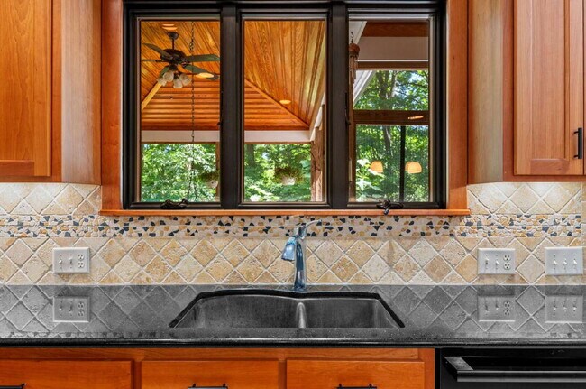 Building Photo - Luxurious 5-Bed Sanctuary with Scenic View...