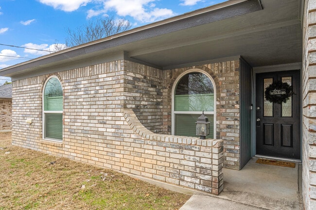 Building Photo - 2413 Phyllis Dr