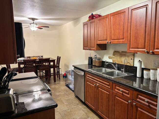 Building Photo - 2 Bedrooms 2 full bathrooms condo in San D...