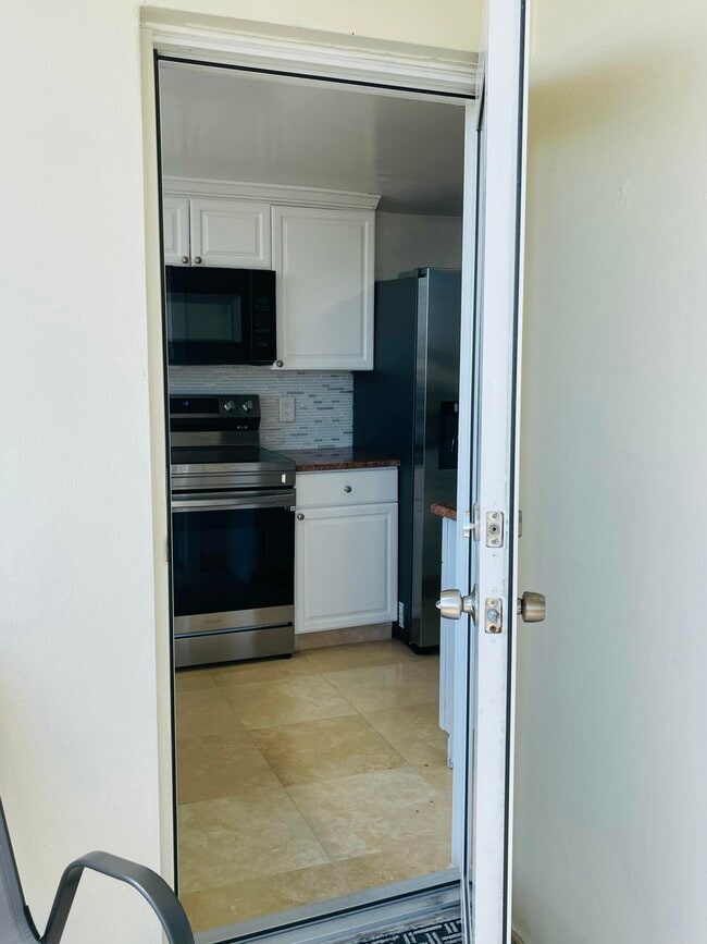 Building Photo - 1237 Hillsboro Mile