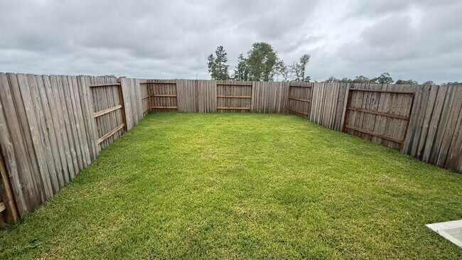 Building Photo - 912 Pertuso Ln
