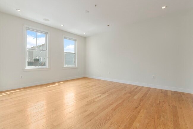 Building Photo - 283 C St
