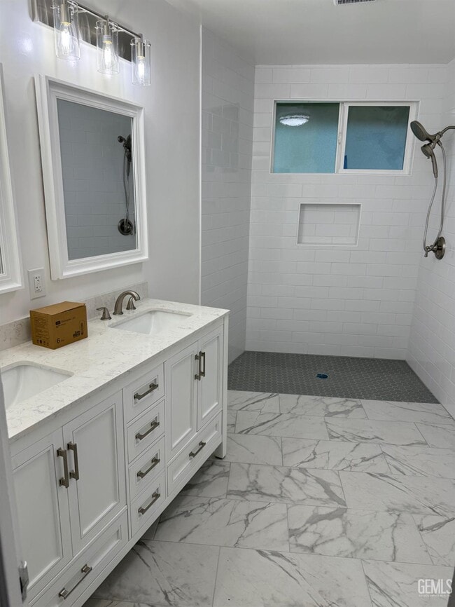 Building Photo - 400 Fairway Dr