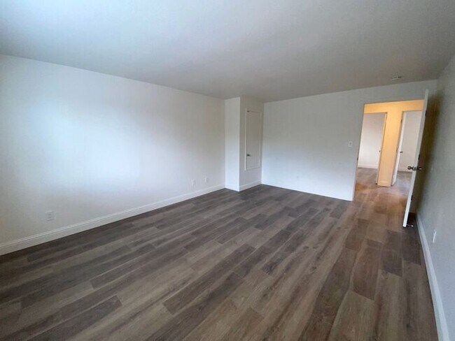 Building Photo - Modern 4 Bedroom, 3 Bath House - Near Died...