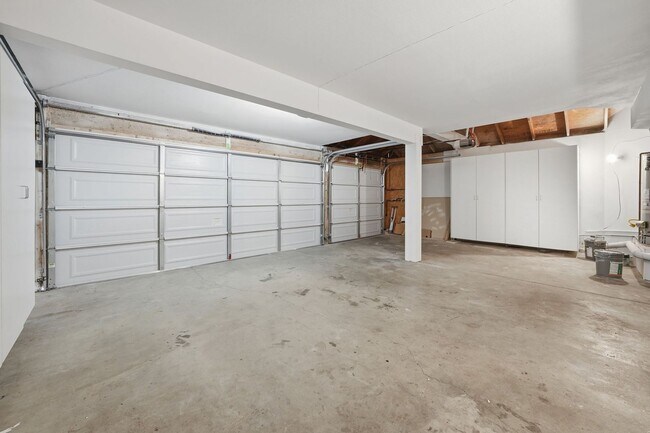 Building Photo - SPACIOUS 4 BEDROOM, 3 BATH HOME WITH 3-CAR GARAGE!