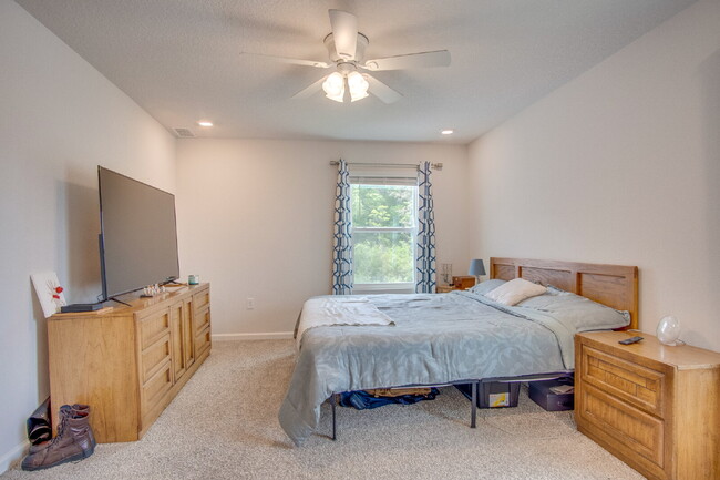 Building Photo - Spacious 4BR Home with 2-Car Garage Near M...