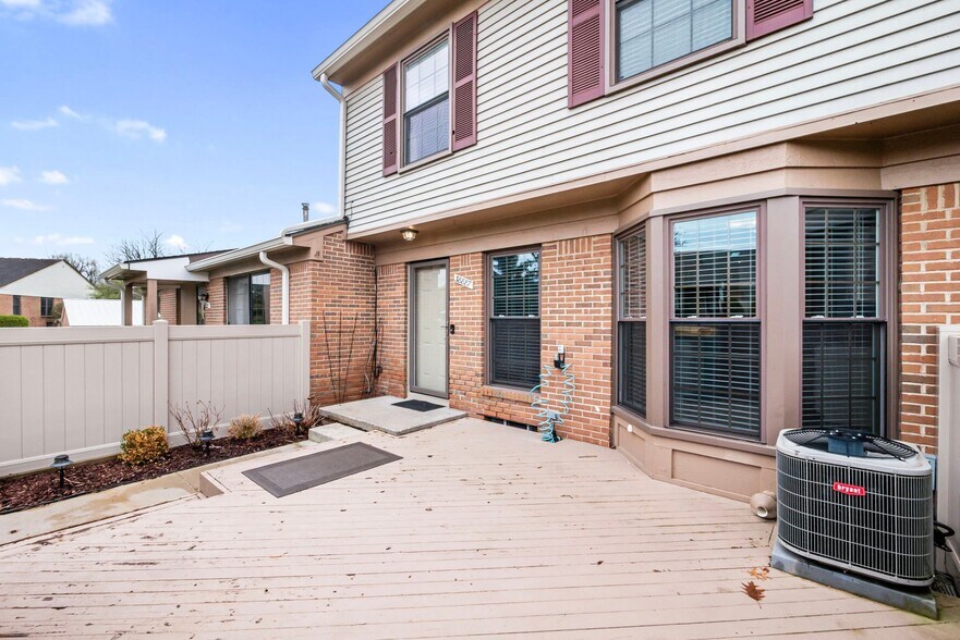 Building Photo - 38887 Country Cir