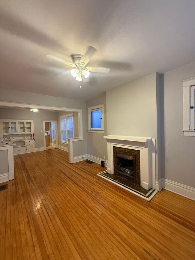 Building Photo - Gorgeously Classic 2 Bed/1 Bath in Whittier/City Park! AVAILABLE NOW!